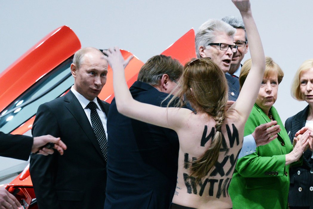 2013年德國漢諾威貿易展上，女性主義社團Femen在現場抗議俄國政府對於異議者...