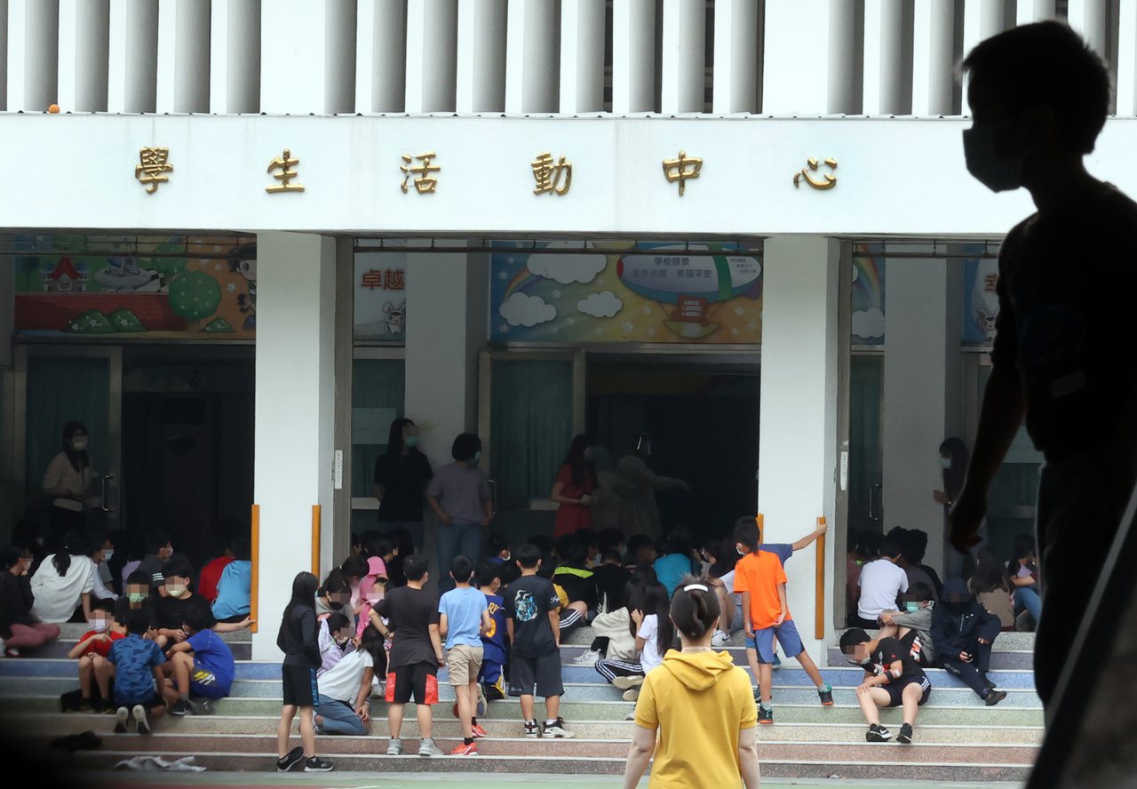 台北市昨天爆出某國小老師確診，台北聯醫下午進駐，在學校學生活動中心對師生進行篩檢。記者曾學仁／攝影