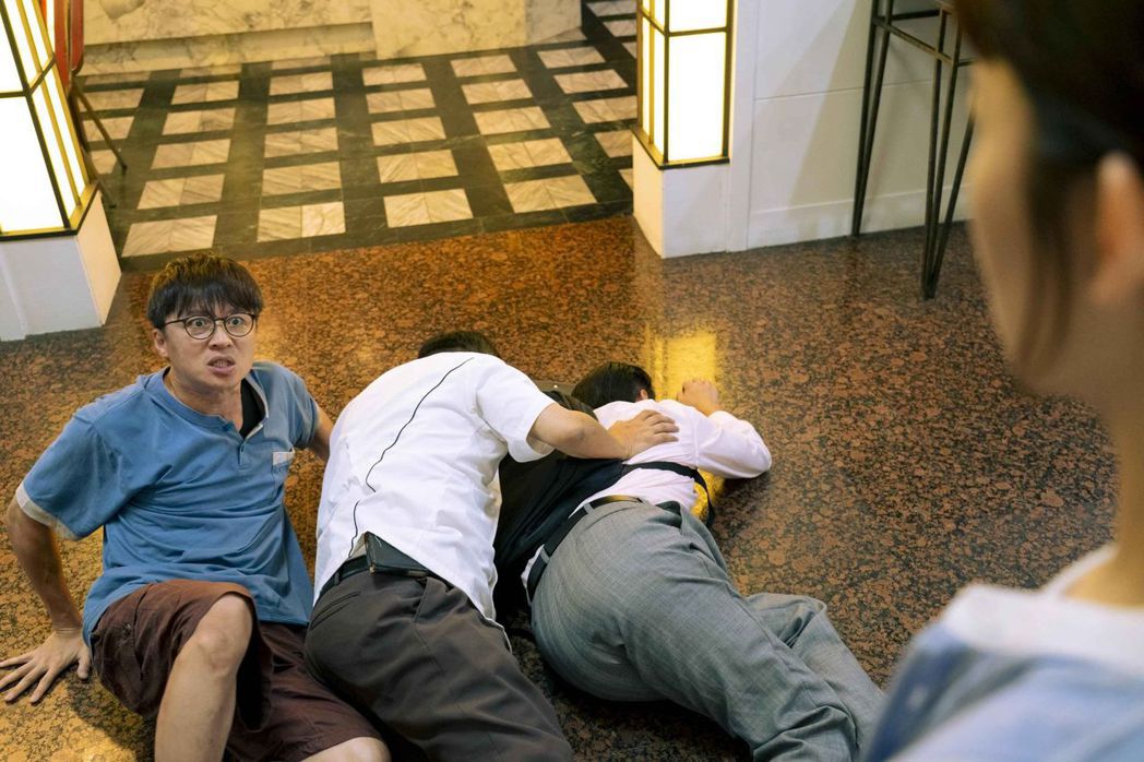 何豪傑(左起)、鄭志偉、蘇炳憲在「洞裡的月亮」因打架而跌出門外。圖／中天娛樂台提...