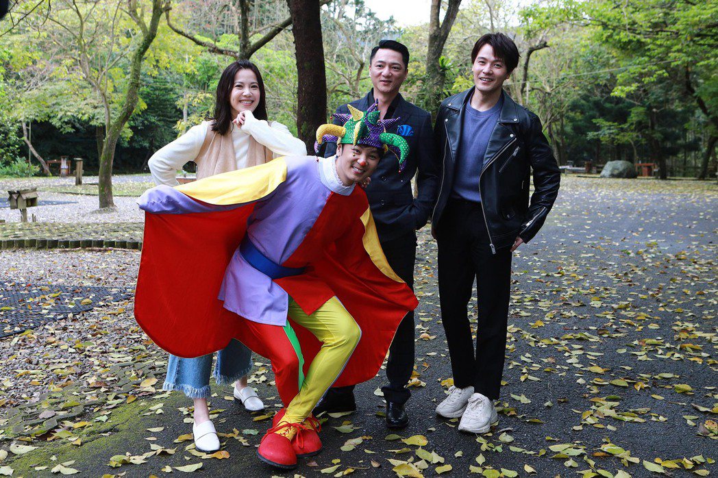廖苡喬(左起)、張書偉、藍葦華、黃文星拍攝一場育幼院戲。圖／民視提供
