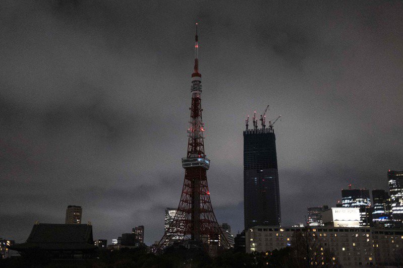 3月下旬日本供電吃緊，東京鐵塔、都廳等配合節電，關掉燈光。法新社