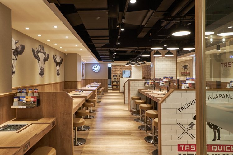 「焼肉LIKE松江南京店」共設有53席座位，整體風格設計延續品牌一貫的寬敞明亮與...