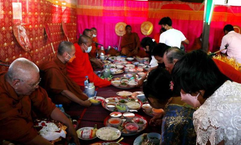 家人为龙凤胎的婚礼请来9位僧人念经。（网上图片） 图／截自网路(photo:UDN)