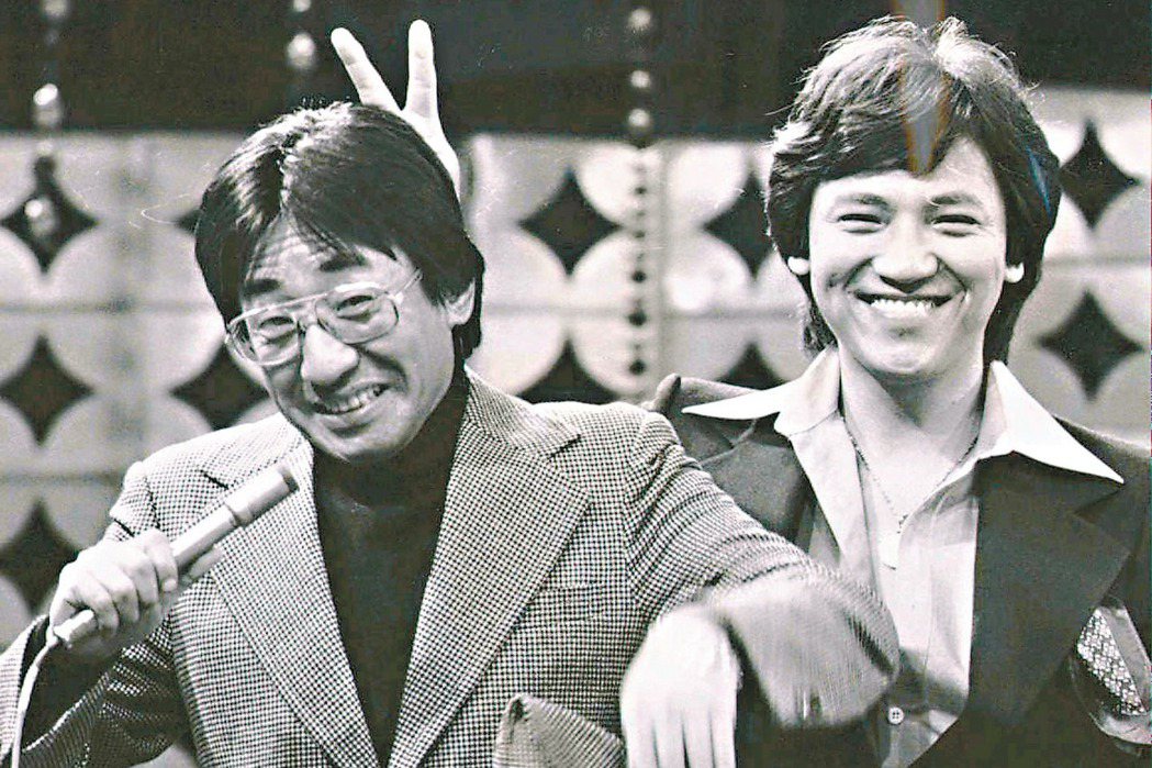 1984年，吳宇森執導孫越、陶大偉主演的電影《笑匠》。圖為1982年孫越與陶大偉演唱的神情。 圖／聯合報系資料照