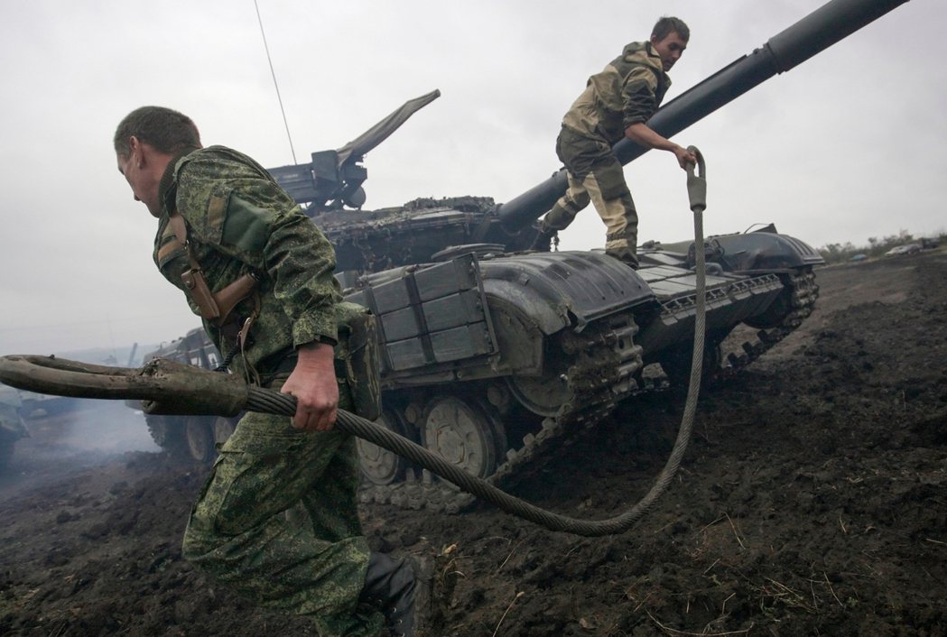 圖為頓巴斯前線的烏東親俄分離主義軍。從2014年開始，烏克蘭就一直處於長期、從未...