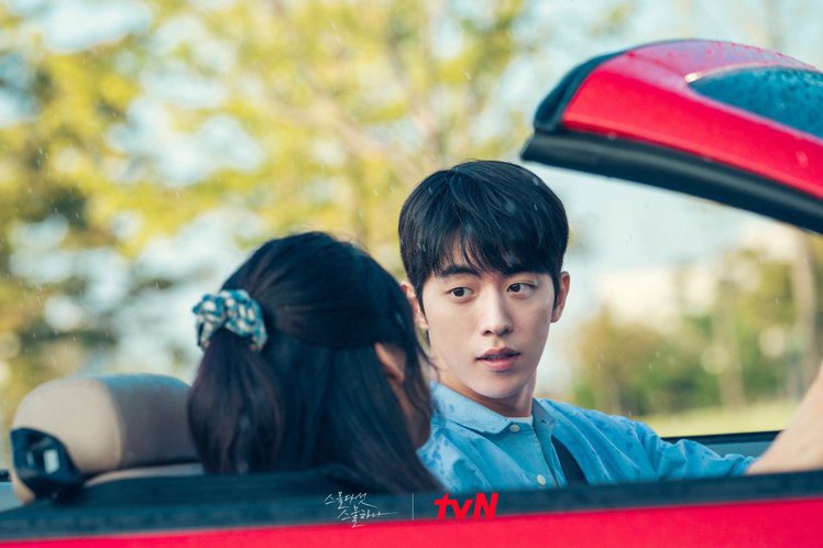 南柱赫在tvN周末劇《二十五，二十一》中所駕駛的車輛為第四代Ford Mustang Convertible。 圖／摘自tvN drama Facebook