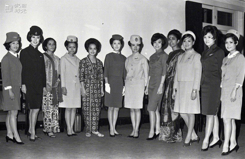 十二家航空公司的空中小姐舉行時裝表演。日期：1968/02/13．來源：聯合報 ．攝影：王萬武 