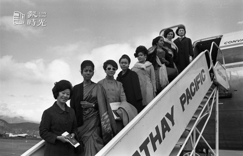 香港八位國際航空公司空中小姐代表抵台。日期：1968/02/13．來源：聯合報 ．攝影：龍啟文
