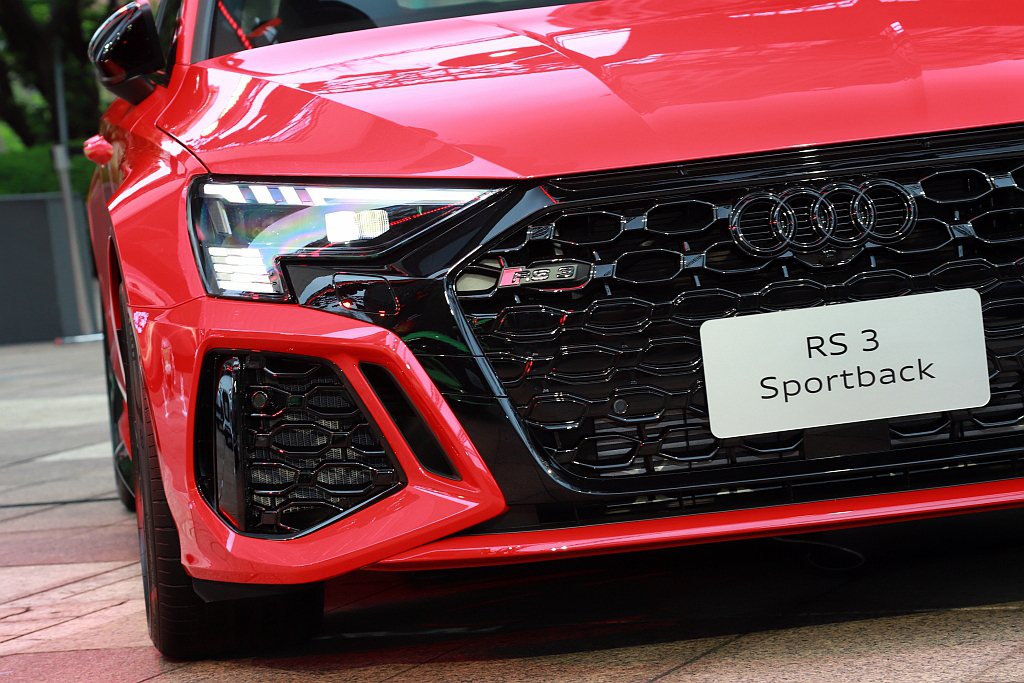 Audi RS 3 Sportback標配Matrix矩陣式LED極光頭燈組，搭...