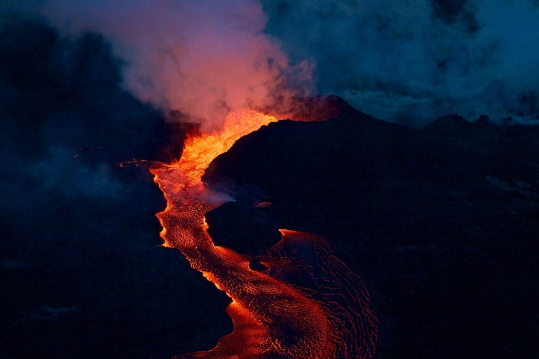 基拉維厄火山的噴發畫面，據傳佩蕾就住在這座火山周邊 圖／Wiki