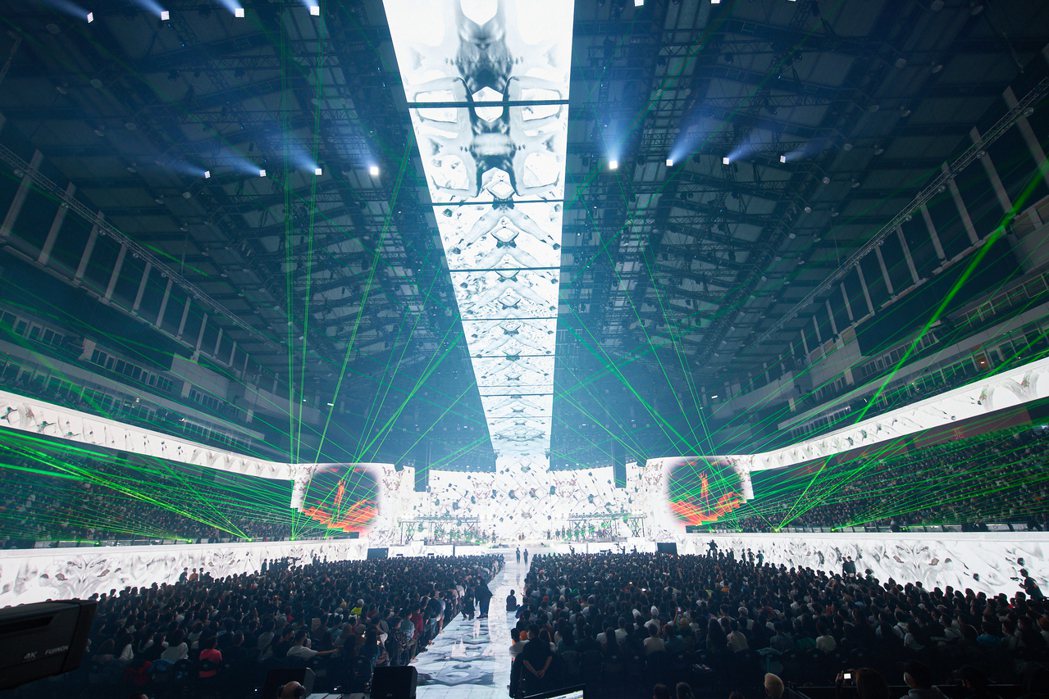 張惠妹的「顱內世界」舞台設計利用大量LED屏幕鋪天蓋地包覆小巨蛋。圖／聲動娛樂提...