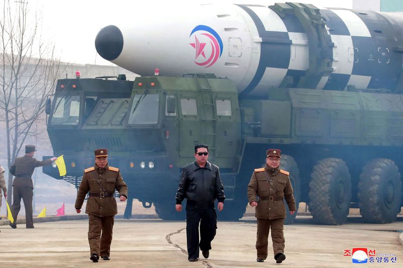 北韓領導人金正恩（中）3月24日到場視導號稱是火星17型新型洲際彈道飛彈試射。 法新社