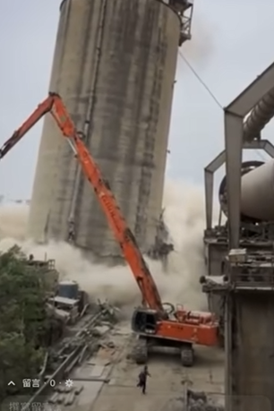 東南水泥拆塔意外中怪手司機快速逃生的影片在網上瘋傳。圖擷自YouTube