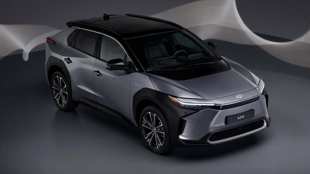 全新Toyota bZ4X純電休旅預計在今年夏季正式交付予歐洲消費者。 摘自To...