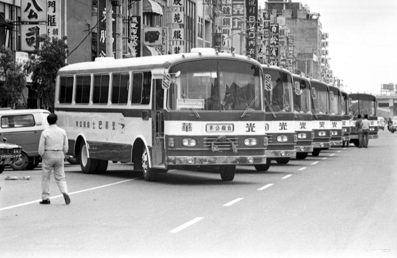 1981年4月2日，光華巴士新型的冷氣公車出廠上路，每輛價值210萬元。圖／聯合報系資料照片