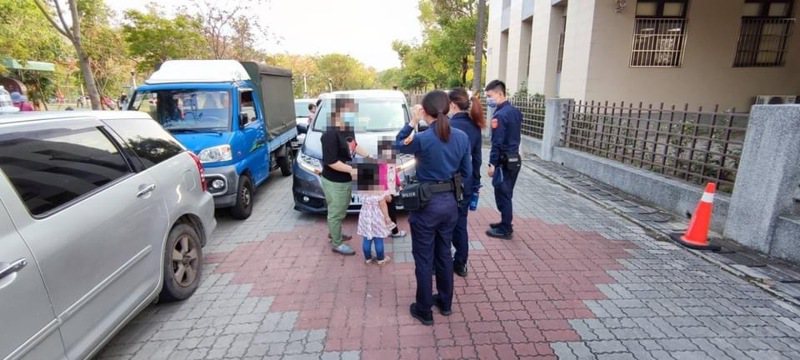 草屯警分局帶著女童以巡邏車沿街廣播找人，快速找到女童家屬。圖／草屯警分局提供
