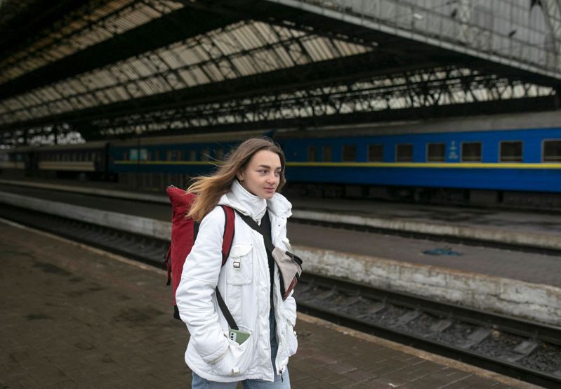 俄羅斯入侵烏克蘭，逾400萬難民逃離烏國，600多萬人流離失所。 烏克蘭女孩離開家鄉，前往烏國西部大城利維夫生活。法新社