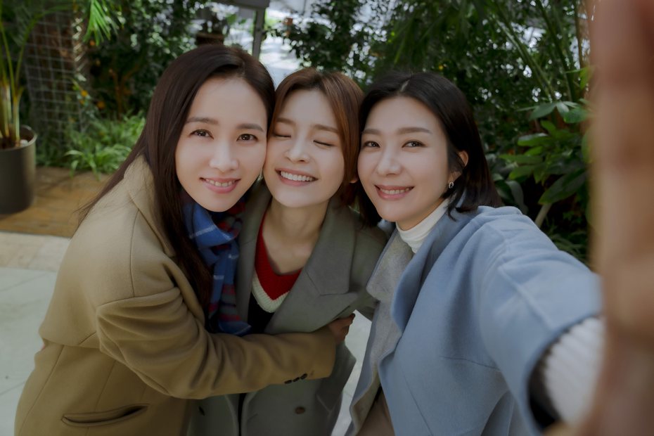 孫藝真(左起)、田美都、金芝賢演活熟女心聲。圖／Netflix提供