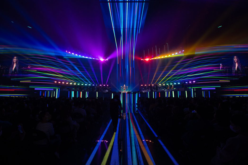 aMEI在演唱「彩虹」時，舞台燈光打造彩虹海美翻。圖／聲動娛樂提供