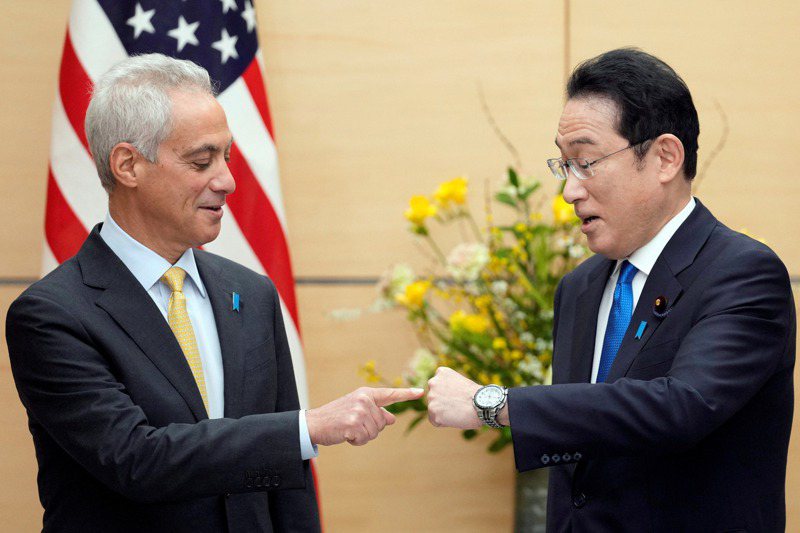 美國駐日大使伊曼紐（左）今年2月和日本首相岸田文雄舉行會談前，兩人輕鬆談天。路透