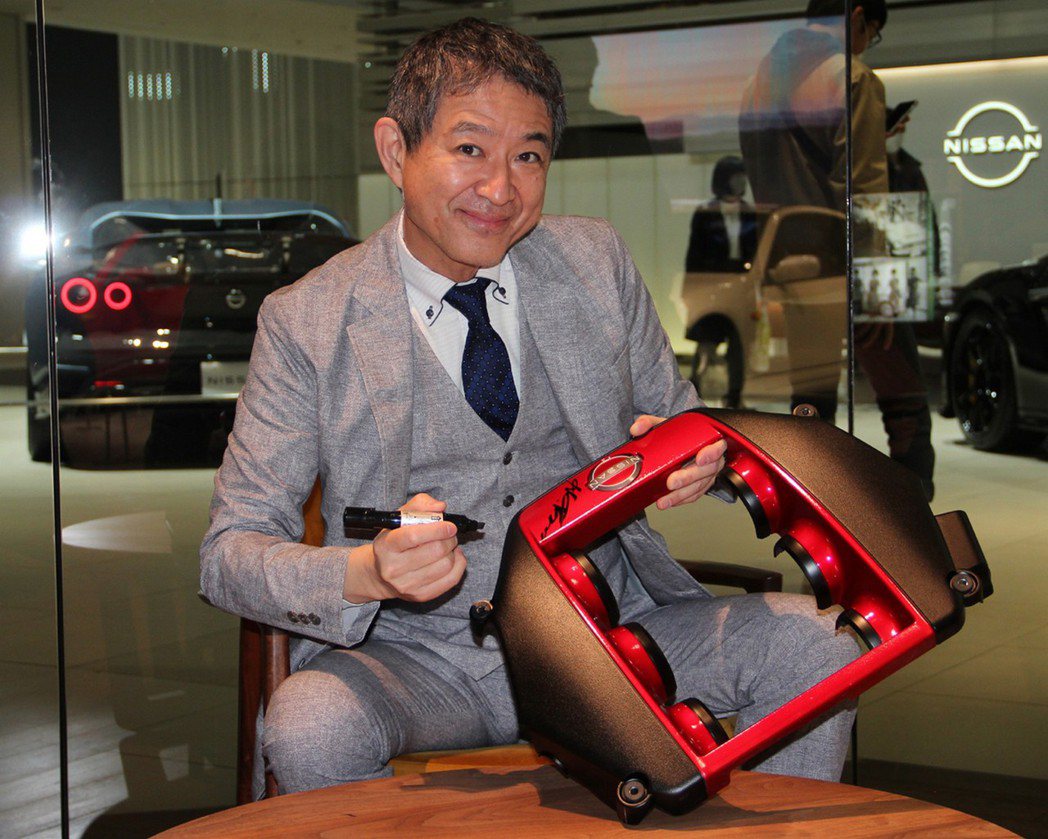 GT-R首席產品專家田村宏志親筆簽名的紅色引擎飾板。 圖／摘自Nissan.Au...