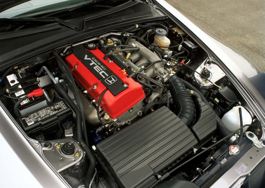 Honda的F20C自然進氣引擎高轉的動力相當澎湃。 摘自Honda