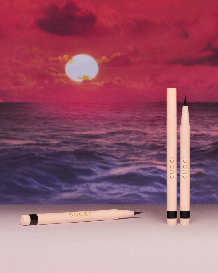 「行雲流水眼線液筆」是GUCCI首次推出的眼線液筆，特別採用極細精準的筆尖搭配極...
