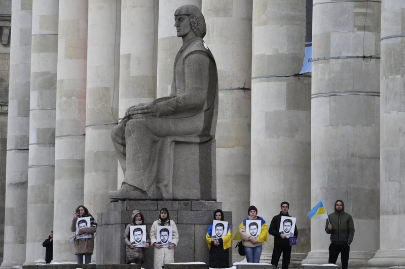 波兰民众2日在华沙科学文化宫前，拿着乌克兰总统泽伦斯基的肖像反战。（美联社）(photo:UDN)