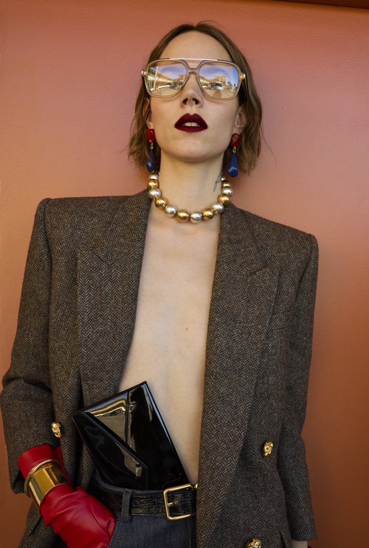 丹麥超模Freja Beha Erichsen穿出摩登性感的時尚女人味。圖／Saint Laurent提供