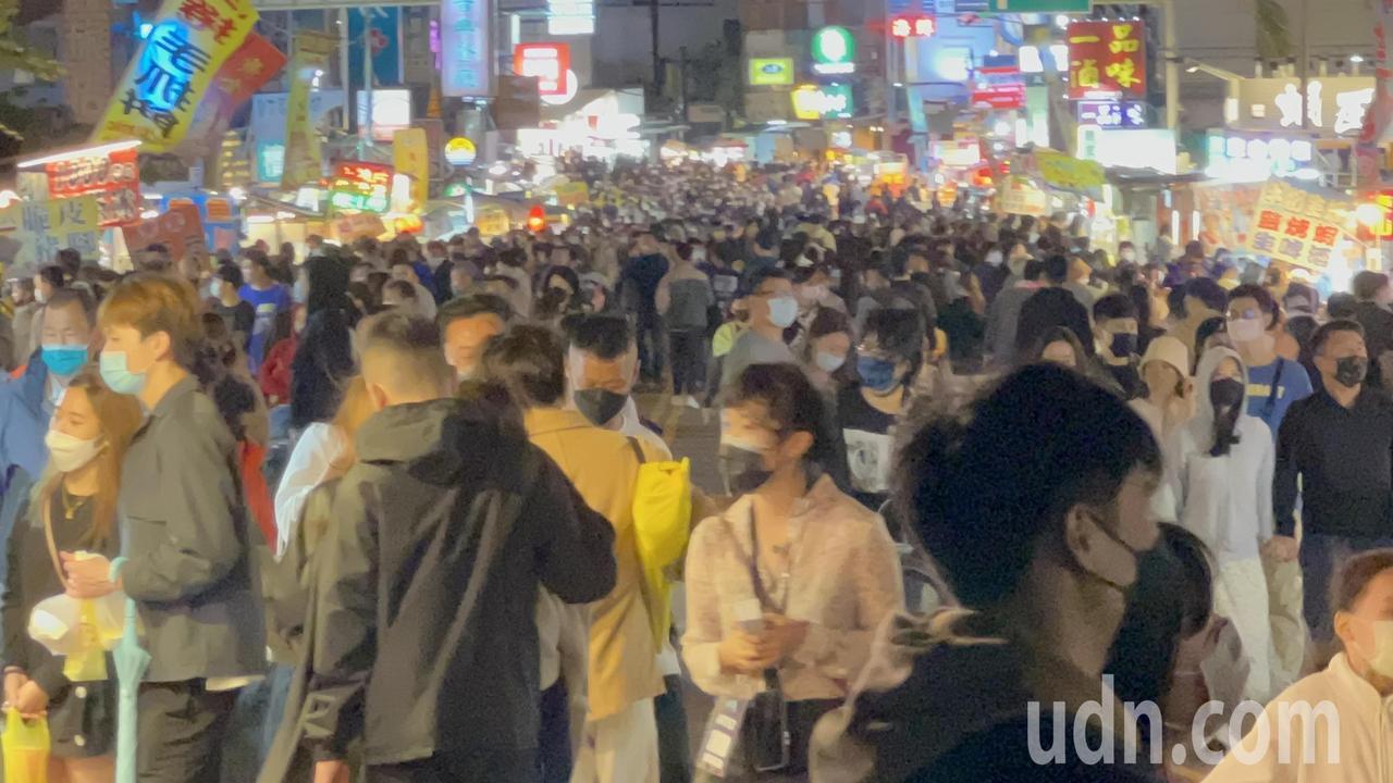 墾丁大街因台灣祭活動擠爆人潮，被業者形容為近年難得一見的盛況。記者魏斌／攝影