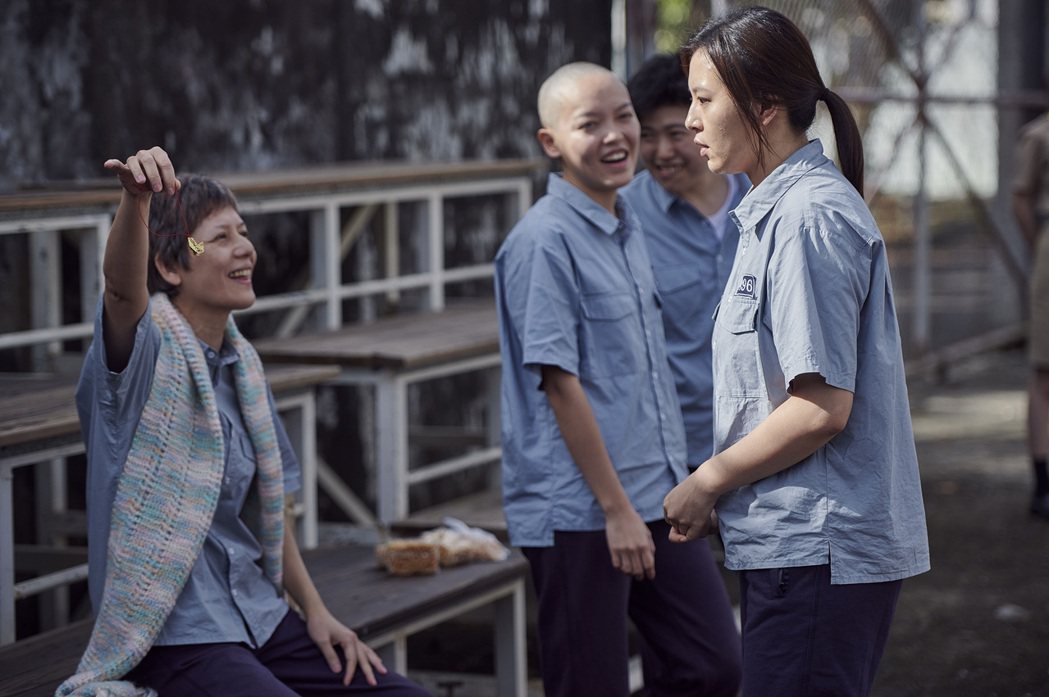 黃柔閩（左起）、林嫣在「華燈初上」監獄戲中霸凌劉品言。圖／Netflix、百聿數