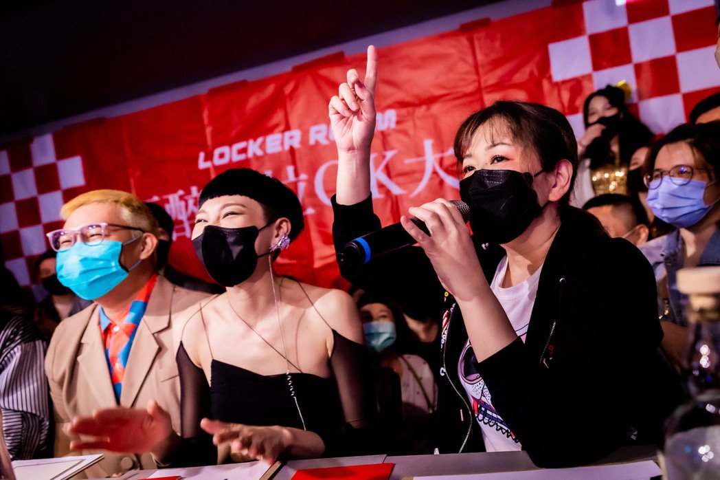 張秀卿(右起)跟造型師Judy Chou、那那大師擔任歌唱比賽評審。圖／Lock...