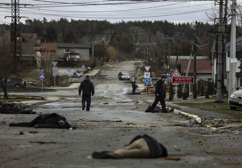 跟隨烏軍進入被解放城鎮的西方記者，目擊了屍體躺在路邊無人收拾的悲慘畫面。法新社