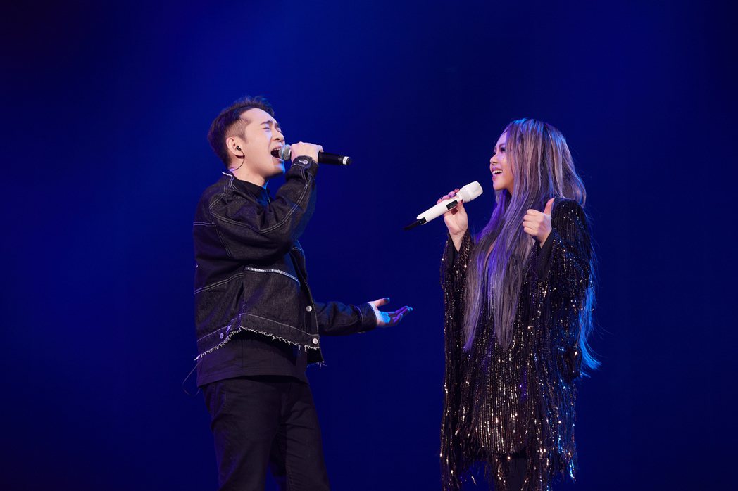 張惠妹(右)與素人歌迷魏景胤對唱金曲「一眼瞬間」，掀起陣陣高潮。圖／聲動娛樂提供