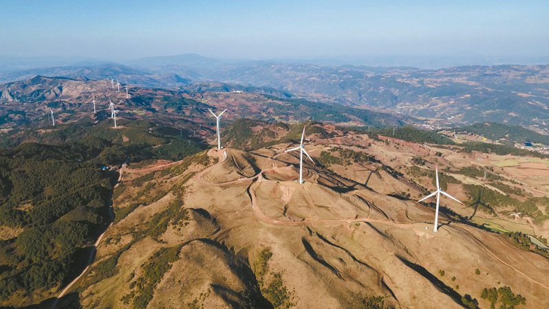 雲南省華寧縣磨豆山的風力發電機，有效助推當地綠色發展。（新華社）