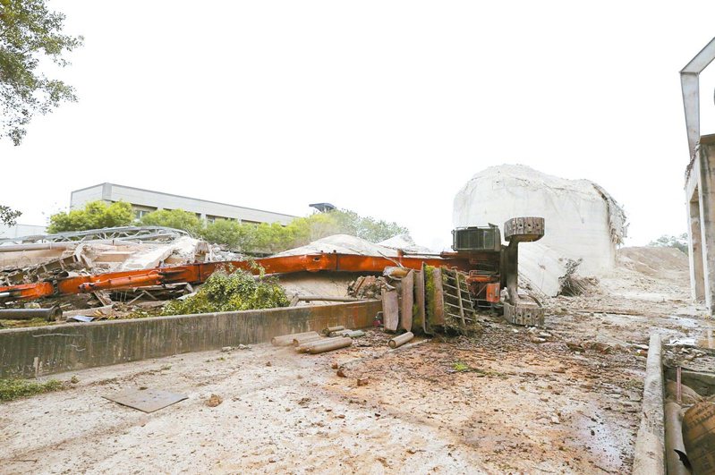 高雄市東南水泥拆廠工程同一地點四個月內接連二次重大工安意外。記者劉學聖／攝影