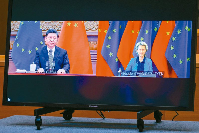 中國大陸與歐盟一日舉行峰會，中國國家主席習近平（左）與歐盟執委會主席范德賴恩（右）視訊通話。法新社