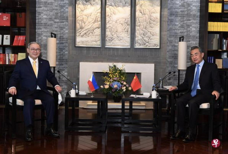 中國大陸外長王毅（右）和菲律賓外長洛欽昨天在安徽屯溪舉行會談。（中國大陸外交部官網）