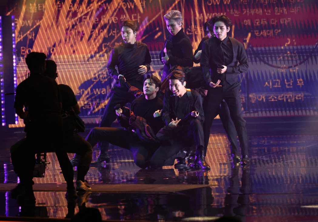 「防彈少年團」（BTS）在葛萊美獎頒獎典禮上帥氣表演很吸睛。圖／路透