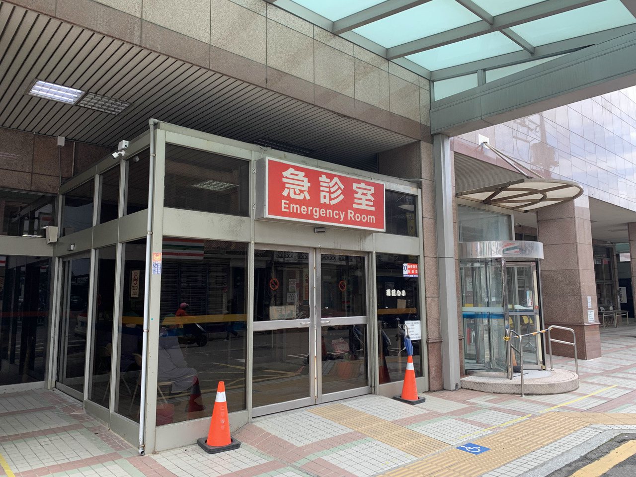 新竹縣醫院發生院內感染，昨天宣布全院出入慢性病房需戴N95口罩。記者巫鴻瑋／攝影