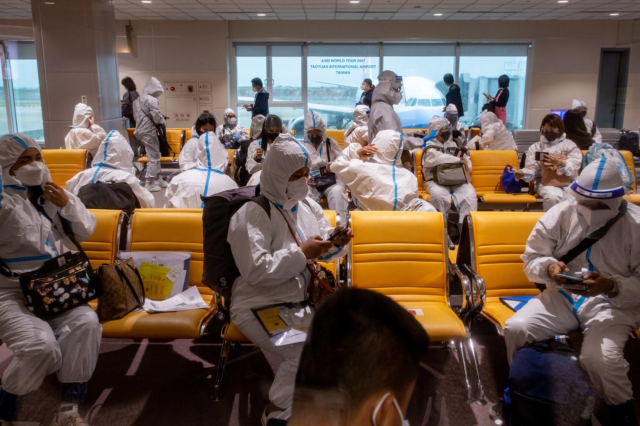 桃園機場旅客等候落地採檢。記者季相儒／攝影