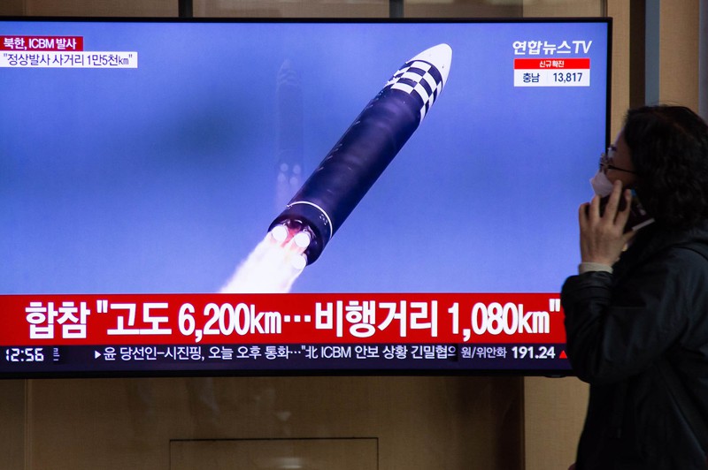 3月24日北韓宣稱新型洲際彈道導彈「火星-17」型試射成功，美國宣布制裁朝鮮及俄羅斯5個與朝鮮導彈計畫有關的實體和個人。圖為南韓首爾車站，一名女子觀看北韓試射火星17型新型洲際彈道飛彈新聞。歐新社