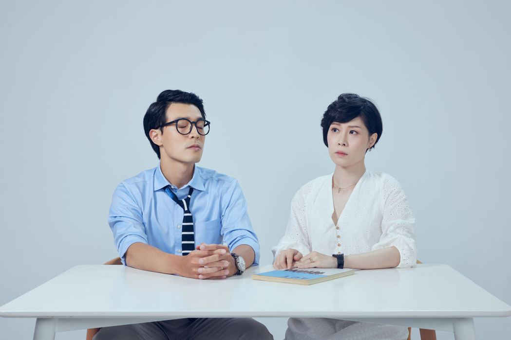 蔡亘晏（右）在舞台劇「婚內失戀」與黃俊傑詮釋年輕夫妻。圖／巨宸製作提供