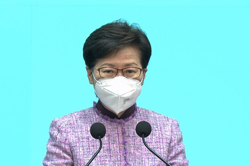 香港特首林鄭月娥在抗疫記者會上宣布不尋求連任，身上依舊一襲精心挑選著裝及一臉的刻意輕鬆。圖／截自香港電台