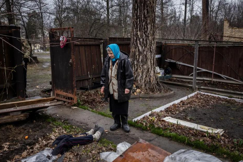 紐約時報報導，俄軍坦克進入布查鎮，56歲的婦人波瑪贊科以為是烏軍的坦克，就走到前門去看，結果被亂槍打死，直到今天，她的遺體仍躺在花園裡。圖／取自紐約時報