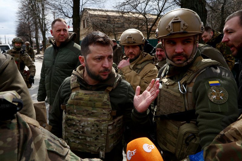 泽伦斯基4日穿着防弹衣视察布查镇。（路透）(photo:UDN)