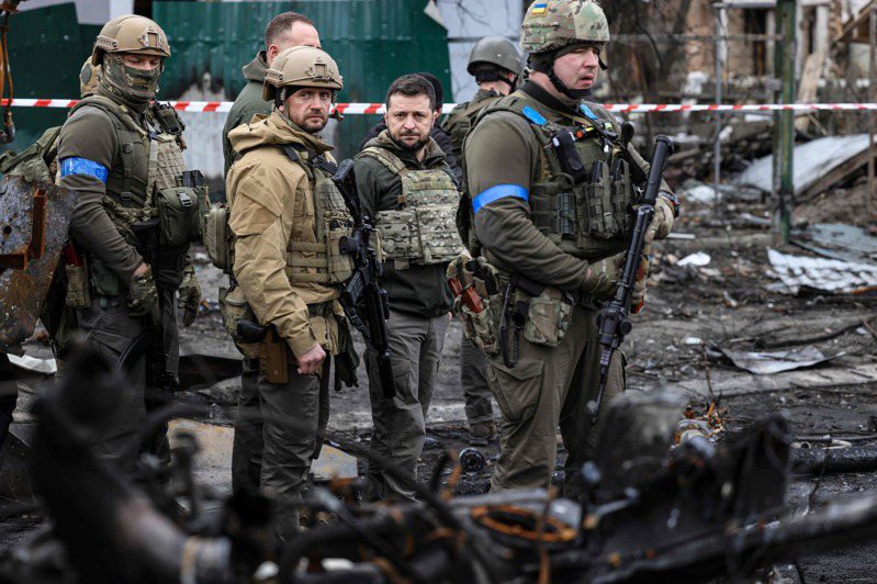 烏克蘭總統澤倫斯基（中）四日抵達基輔郊區布查鎮視察，是俄烏開戰以來他首度在基輔以外地點露面。（法新社）