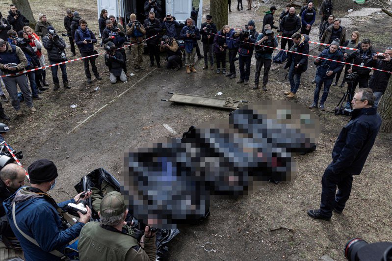 乌克兰指控俄军在布查镇屠杀逾300位平民，俄方曾宣称遗体都是俄军撤离后才出现，但有卫星影像专家指出，卫星照显示俄军控制这个地区时，当地就出现许多遗体。图／路透社(photo:UDN)