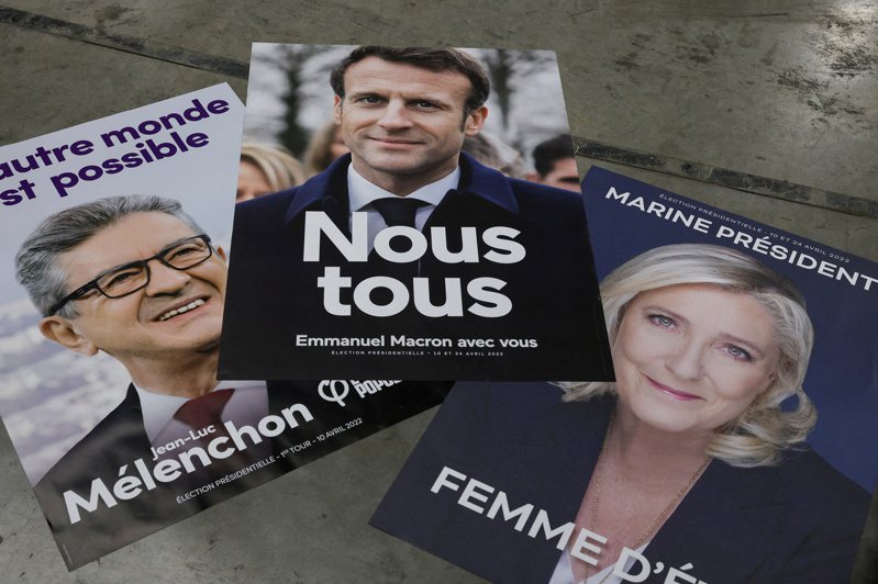 法國社會瀰漫一股對總統馬克宏的不滿，民調顯示有三分之一的選民準備棄權不投。圖為中間派的法國總統馬克宏（中）與極左派候選人梅蘭雄（左）和極右派候選人雷朋（右）的競選海報。路透