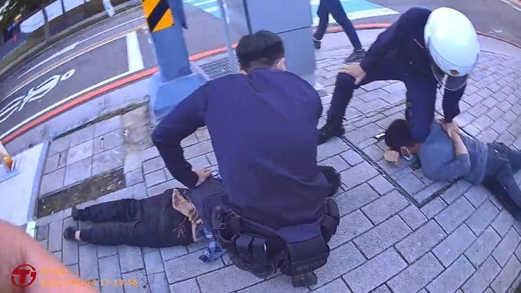 台中市第六警分局警員昨天在西屯區信平路，查獲2名越南籍逃逸移工，過程中手腳掛彩。圖／第六警分局提供
